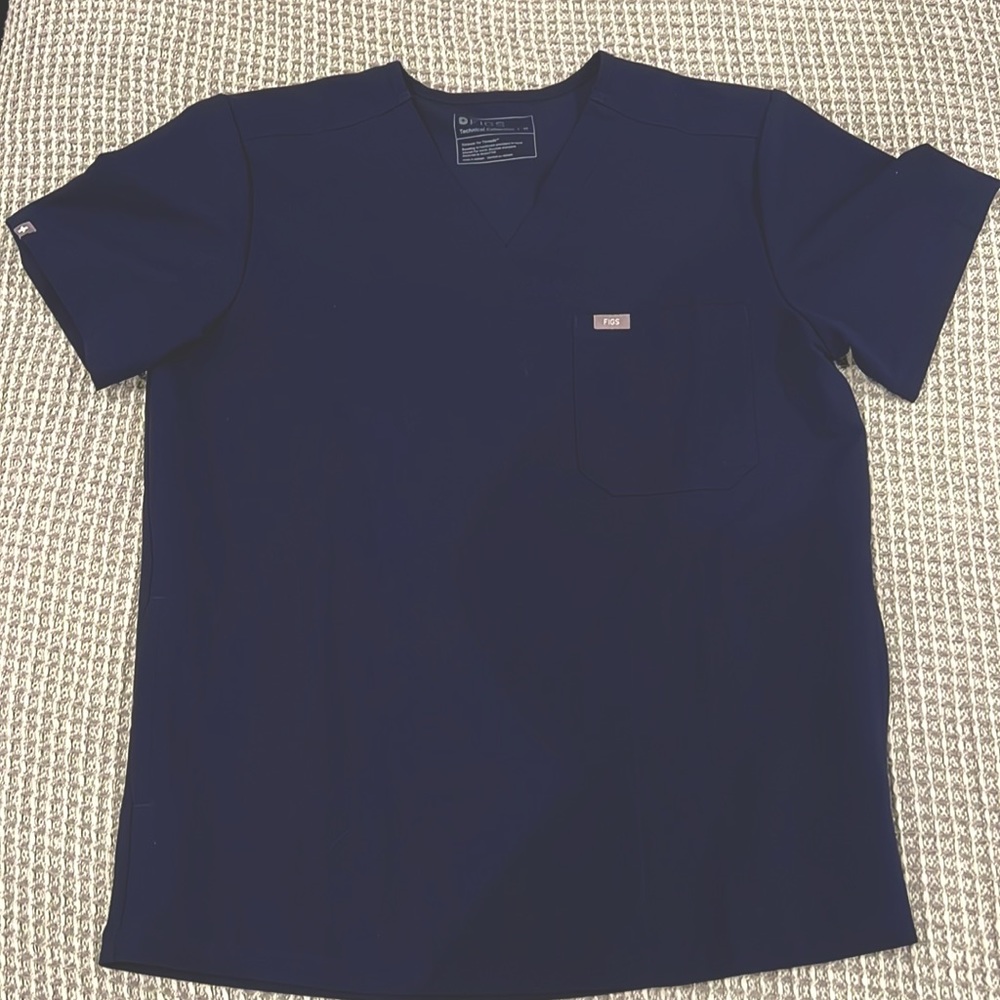 Navy mens Fig scrub top ( PRICE IS FIRM)